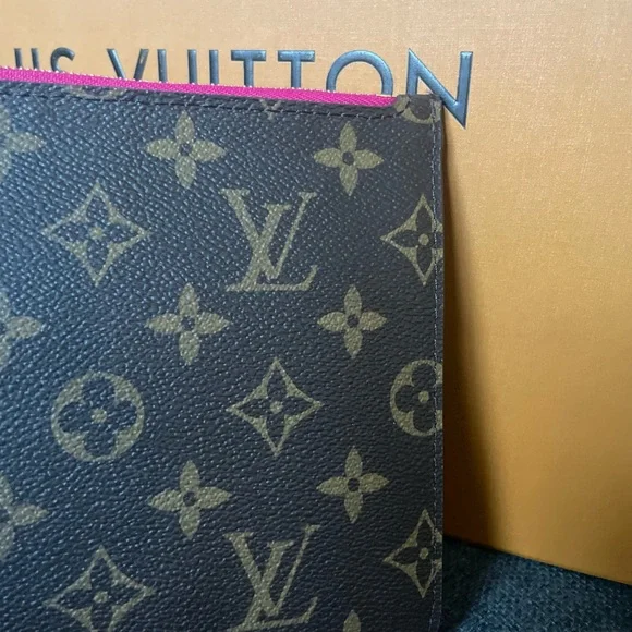 Louis Vuitton Gray Monogram Wristlet pouch - Picture 10 of 17